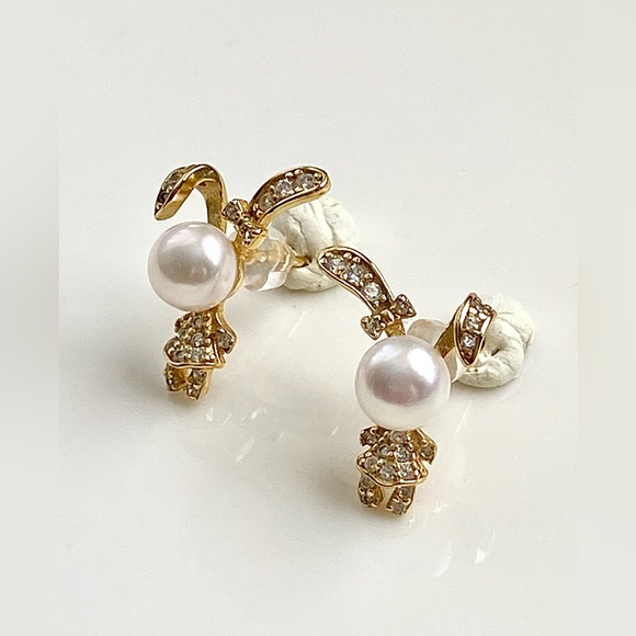 E137-Handmade White Freshwater Pearl Bunny Earring - Picture 5 of 7